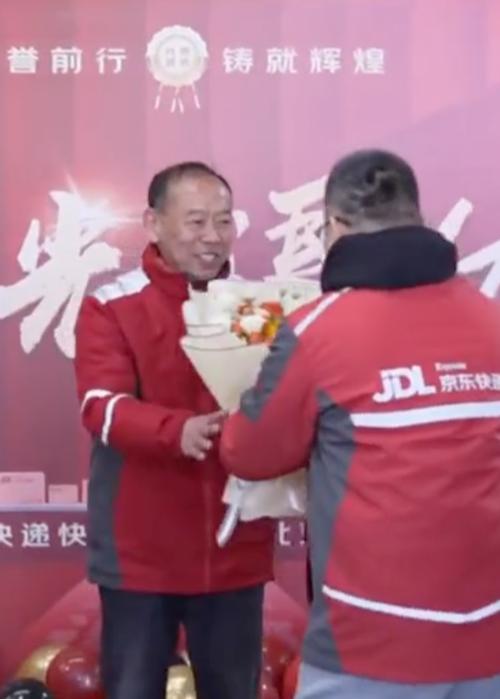 京東物流沈陽(yáng)分揀女工打拼15年：退休金已到賬，出門(mén)旅游15天