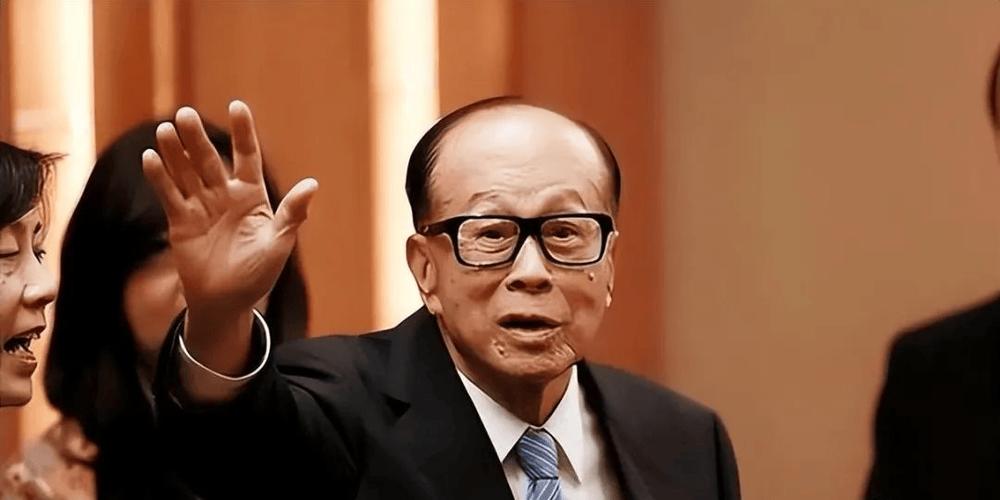 中國(guó)要求國(guó)企暫緩與李嘉誠(chéng)有關(guān)聯(lián)企業(yè)開(kāi)展新合作，李嘉誠(chéng)還在按計(jì)劃推進(jìn)巴拿馬港口交易