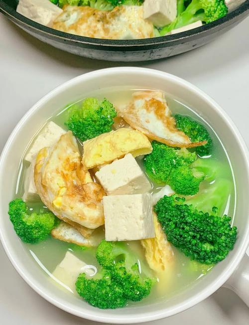 西蘭花和雞蛋是絕配，學(xué)會這做法，無水無油又營養(yǎng)，孩子超愛吃