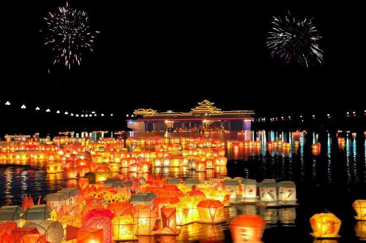 河燈祈福、長城賞春，清明假期來感受春風(fēng)里的古北水鎮(zhèn)
