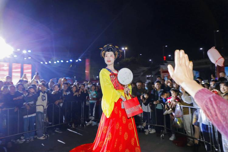 千人漢服巡游 神秘“唐風(fēng)不倒翁”空降萬花樓！今年“三月三”有多瘋狂?
