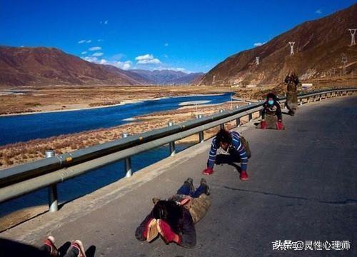 西藏公路：一場(chǎng)流動(dòng)的朝圣儀式（1）