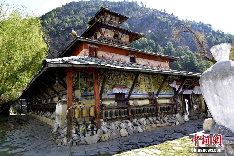 大山深處，發(fā)現(xiàn)千年懸空古寺，一尊銅佛像后竟然藏著一只女人的手
