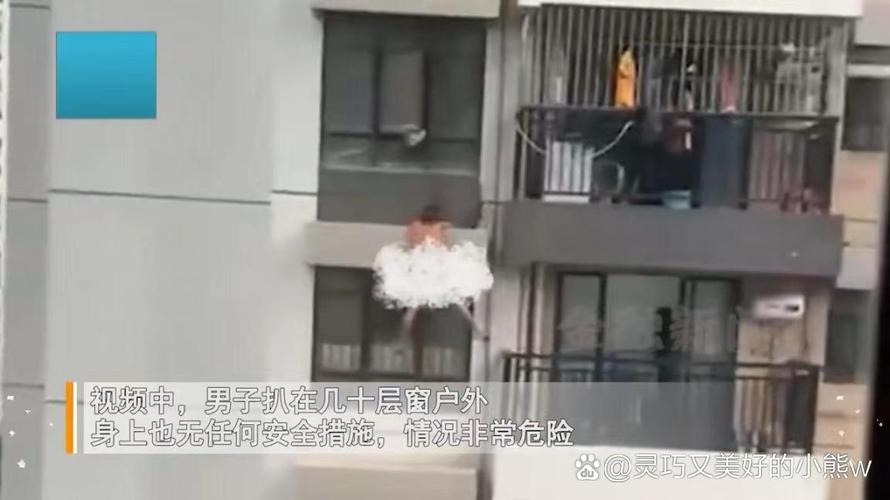監(jiān)控下可恥的一幕.注意看男子上樓經(jīng)過二樓住戶時.偷…惡心