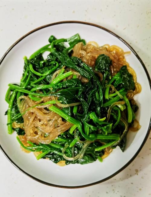 菠菜拌粉絲怎么做才好吃，教你大酒店做法，爽口解膩，比肉都搶手