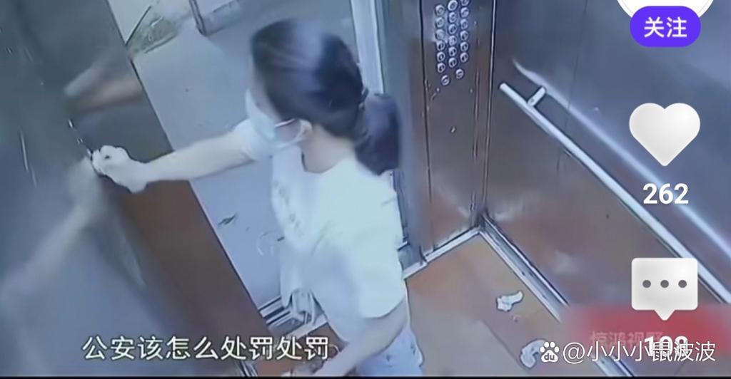 兩個(gè)女士進(jìn)電梯，誰(shuí)也不認(rèn)識(shí)誰(shuí)，監(jiān)控下的一幕