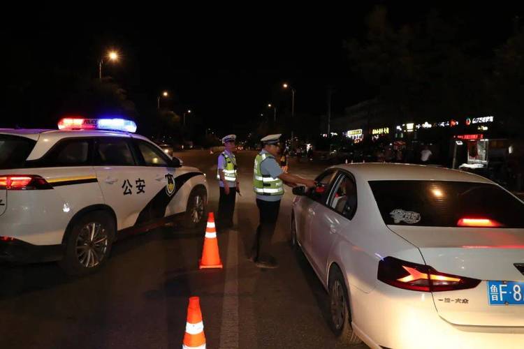 路口沒(méi)交警，不闖白不闖？濟(jì)南交警一個(gè)路口15分鐘內(nèi)查處數(shù)十位