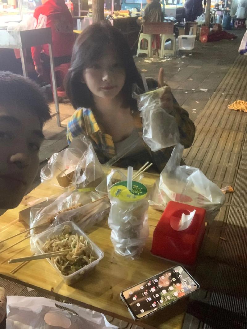 單身女子的夜晚，獨(dú)自享受美食的時(shí)光