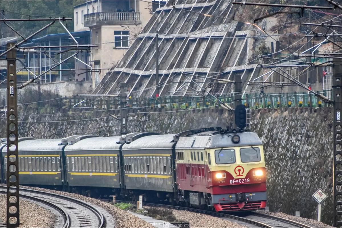 撫州東鄉(xiāng)，滬昆鐵路線邊看火車，都有哪些普客經(jīng)過這？滬昆鐵路