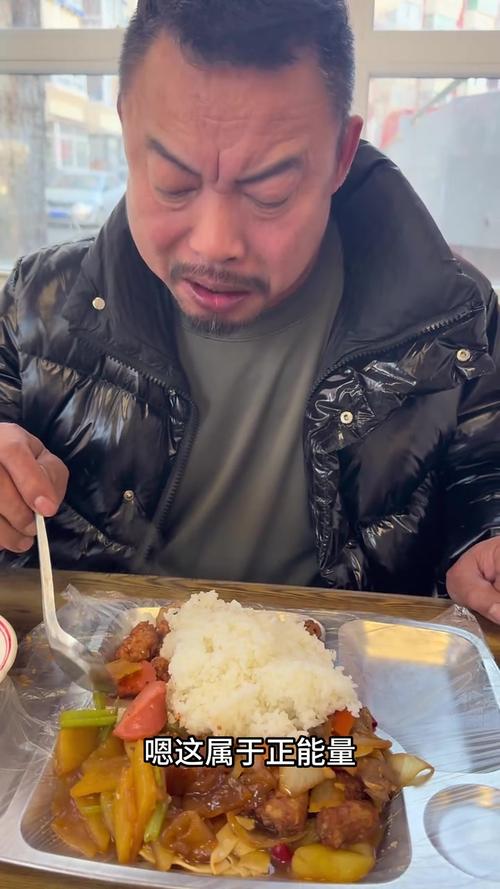 農(nóng)村小伙家人中午小聚，姐夫準備拿手好菜，大骨頭隨便肯吃過癮