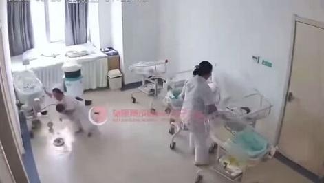 監(jiān)拍:強震來襲瑞麗醫(yī)院護士抱緊嬰兒抓緊嬰兒車 震后輕聲安撫孩子