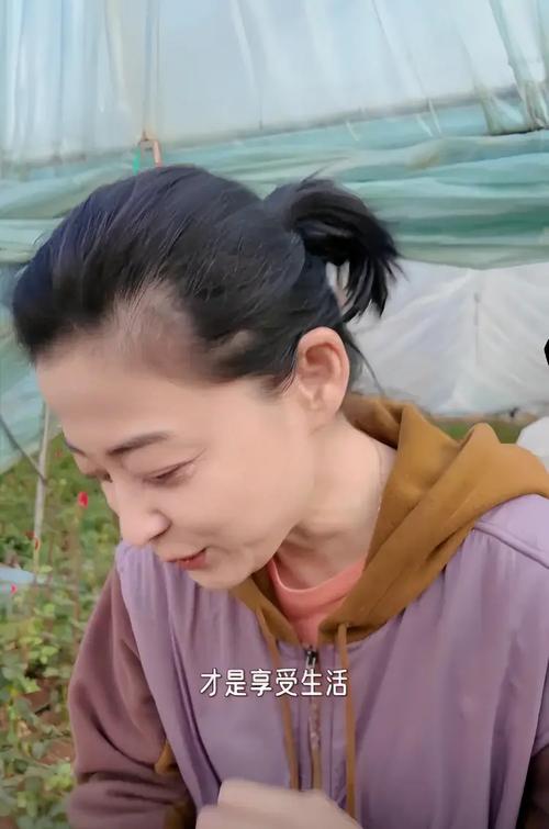 梅婷云南菜地摘花，素顏憔悴頭發(fā)斑禿，穿土黃色衣服被認作農(nóng)民