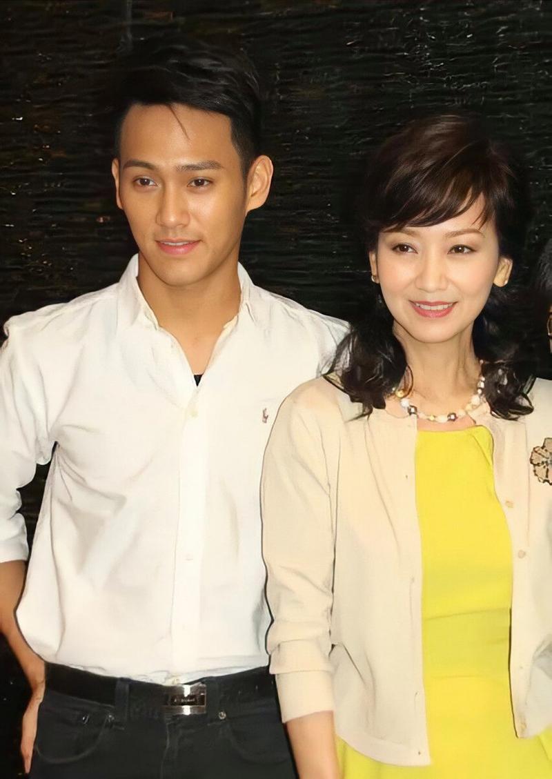 72歲趙雅芝在山東，和兒子跑馬拉松，黃愷杰顏值高，母子長得好像