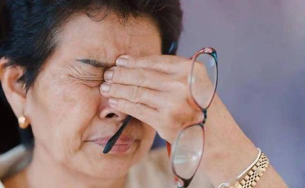 眼睛是“腦?！钡姆糯箸R？醫(yī)生說：眼睛若有這6個異常，及時就醫(yī)