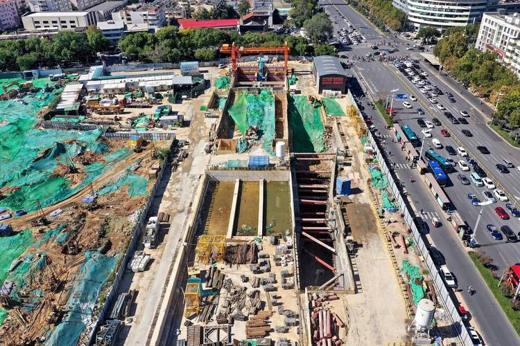 濟(jì)南軌交4號(hào)線千佛山站后期裝修、機(jī)電安裝、鋪軌進(jìn)行中