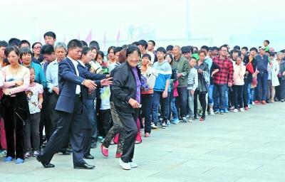 昨天晚上，毛主席紀(jì)念堂發(fā)生的動人場面，大家都來看看吧