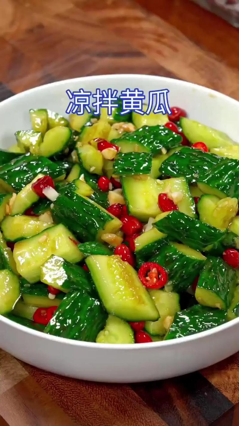 黃瓜別再?zèng)霭枇?，教你一個(gè)新吃法，脆爽開胃，上桌一大盤不夠吃