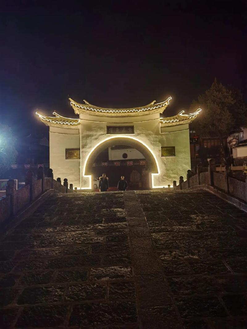 #上熱門 創(chuàng)作者扶持計(jì)劃 夜景中的和順古鎮(zhèn)#原創(chuàng) 旅游