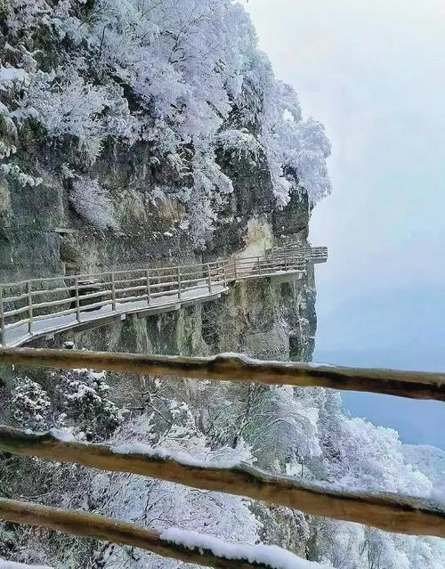 今日，漢中龍頭山景區(qū)宛如夢幻冰雪世界
