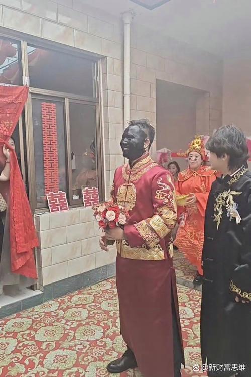 婚禮現(xiàn)場，新郎褲子拉鏈沒拉，新娘用手捂著憋笑不止