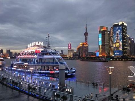 在黃浦江上乘船，欣賞繁華的上海天際線