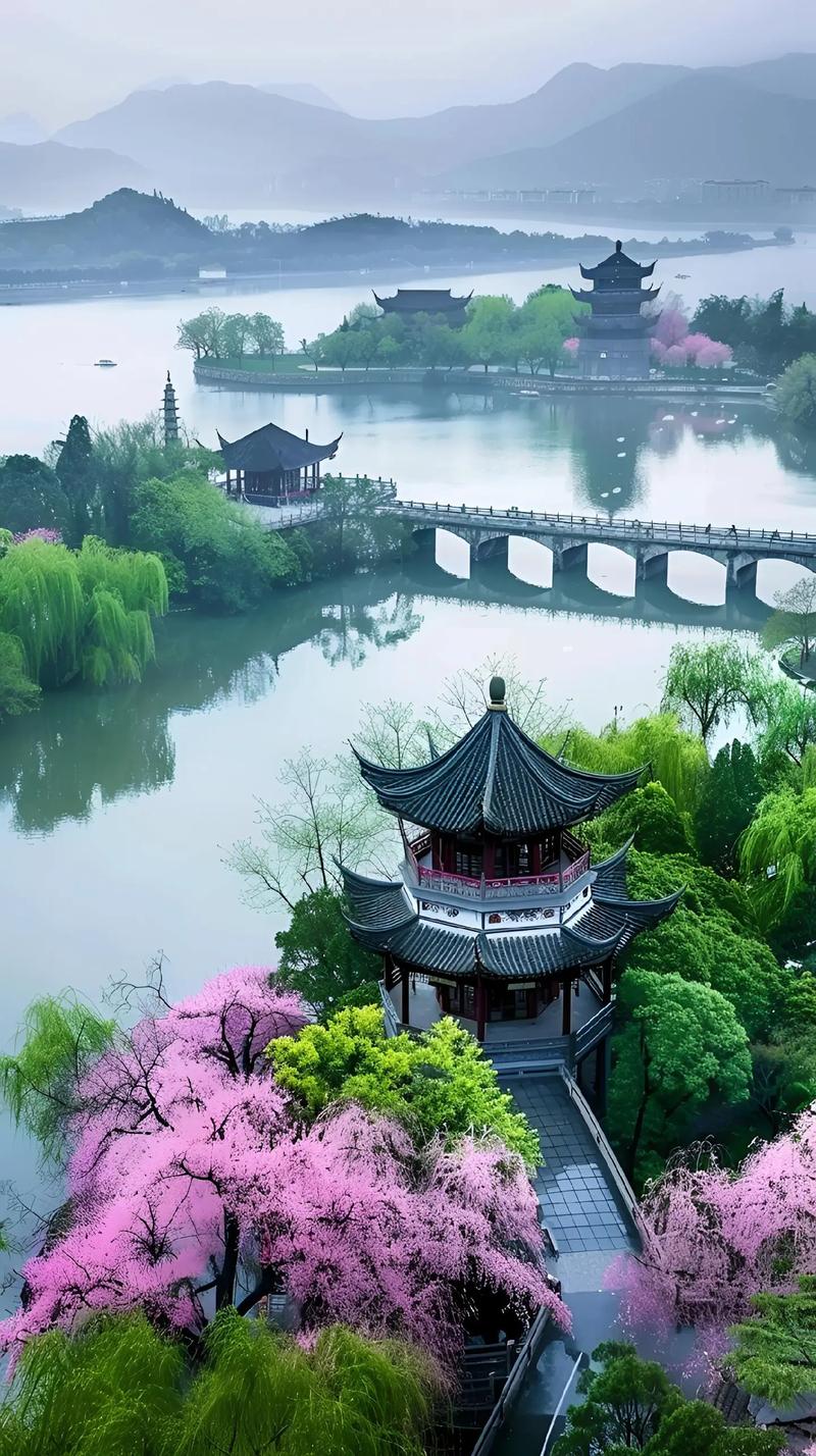 倒映的美景：捕捉春天湖畔的詩情畫意