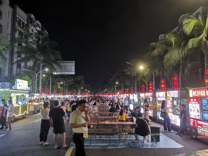 一起來看看海南海口的海大南門夜市，各種各樣的小吃和水果好熱鬧