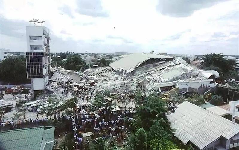 實拍緬甸7.9級大地震：在建樓房轟然倒塌 高樓泳池水瀑布般搖下