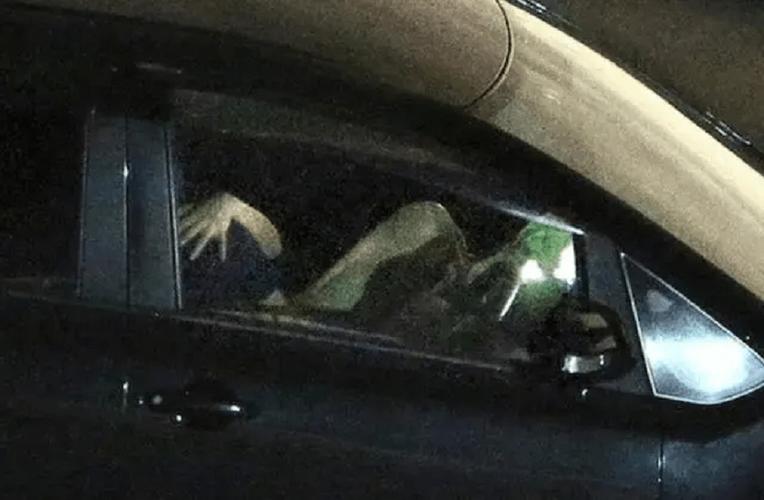 女子在車后座出來，竟然連路都不會走了，路人拍下全過程