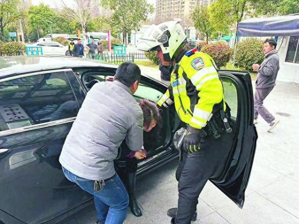 20分鐘生死時速！濟南交警為呼吸衰竭嬰兒狂飆開道，網(wǎng)友淚目