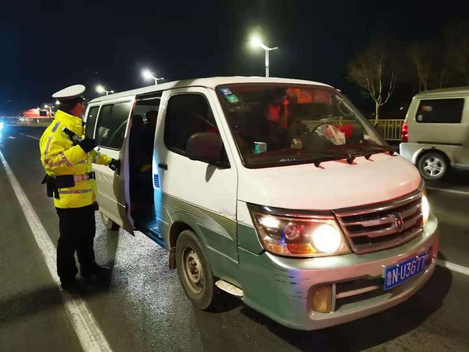 凌晨5點多，濟南交警半小時內(nèi)查獲5輛超員面包車