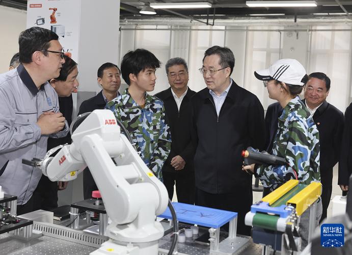 丁薛祥會見俄羅斯副總理奧韋爾丘克