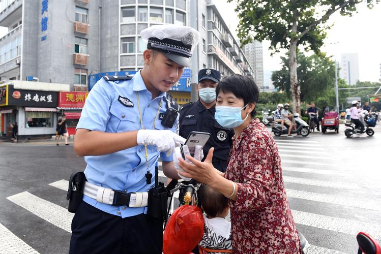 濟(jì)南交警為生命接力