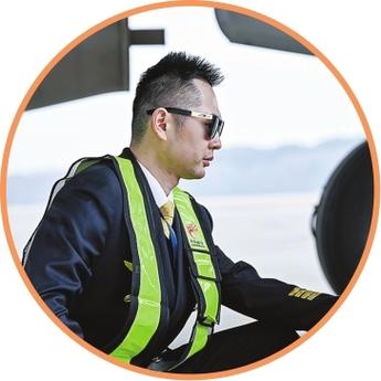 色狼拍空姐，她拍色狼！男子萬米高空偷拍空姐被政法委干部抓現(xiàn)行，拘留5日
