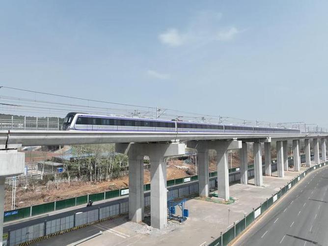濟(jì)南軌道交通8號(hào)線列車亮相，全線開始分段熱滑