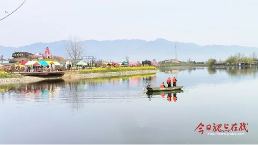 陽春三月，踏入皇塘水鄉(xiāng)，仿佛闖入了一片金色的夢境。隨拍
