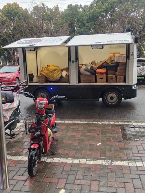 【助力2025廊坊經(jīng)洽會】請注意！這里的無人快遞車已掛牌上路