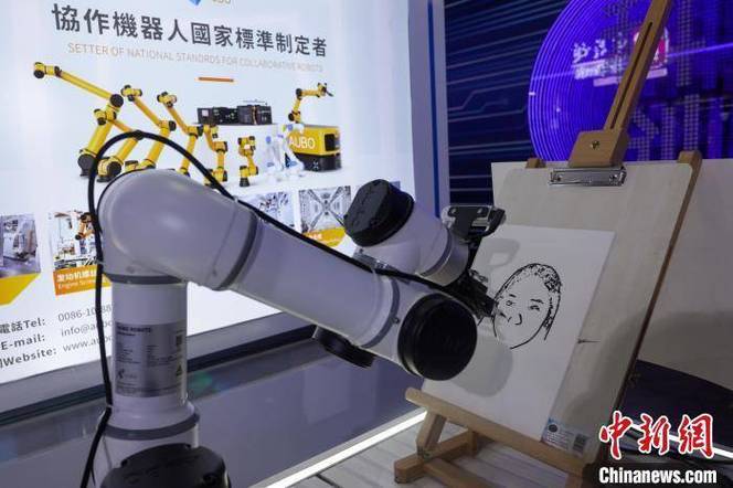 香港創(chuàng)科展直擊：這款機(jī)器人能“摸地摘星”還要進(jìn)廠打工
