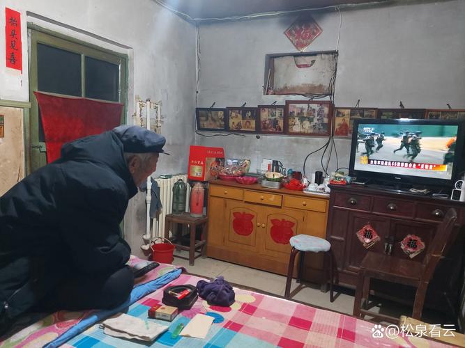 一間破屋，一個灶臺，沒有任何調(diào)味料，老人就是這樣生活的