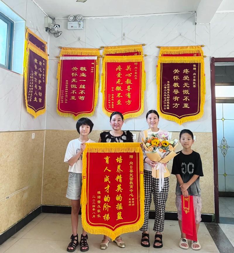 看不夠！濟(jì)南這個(gè)學(xué)校用錦旗鋪墻，家長爭相打卡