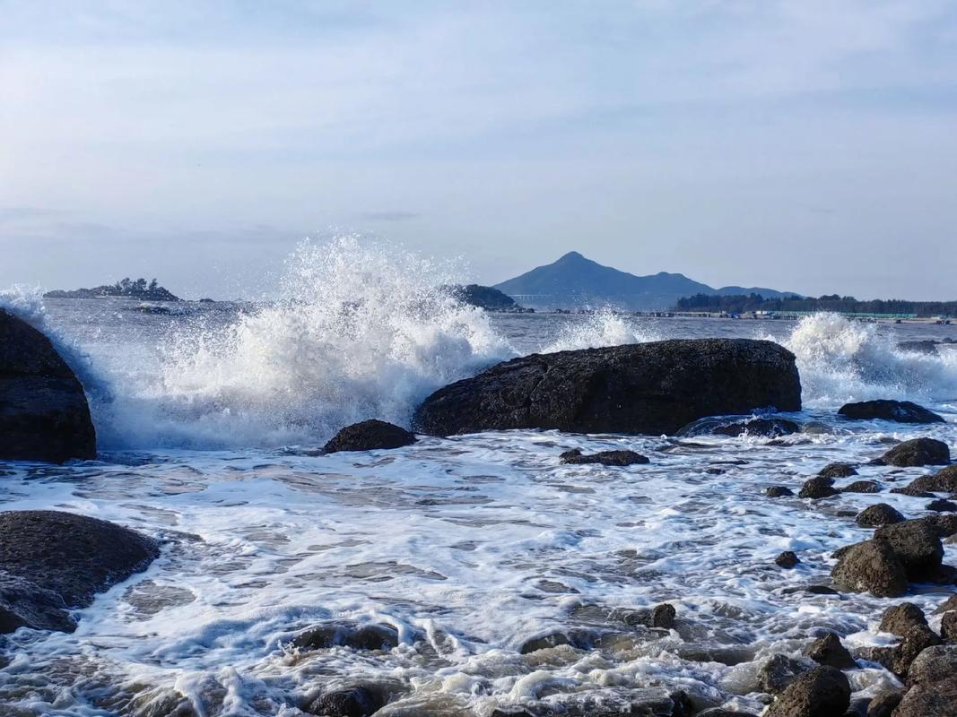 陰云密布的海灘，波濤洶涌，風(fēng)雨欲來