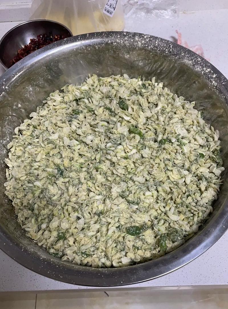 又是年槐花季蒸兩鍋槐花包子清香中帶甜，連不愛吃饃的一連咥三個(gè)